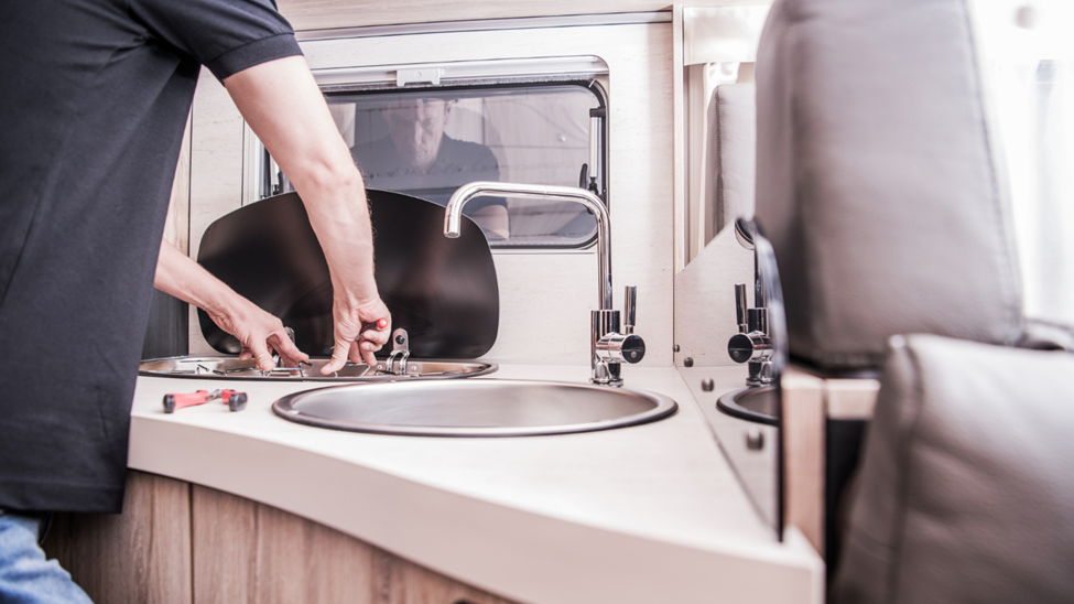 who fixes rvs